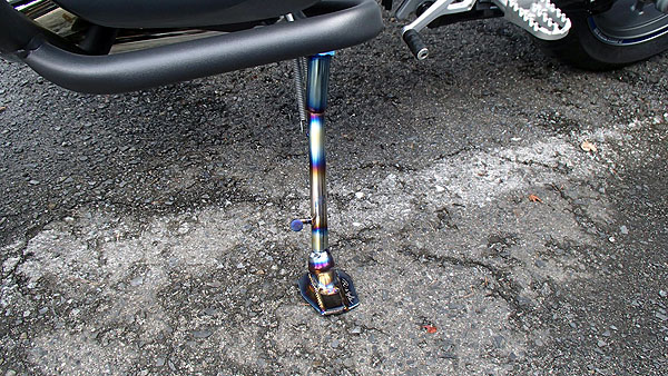 チタン製のサイドスタンド